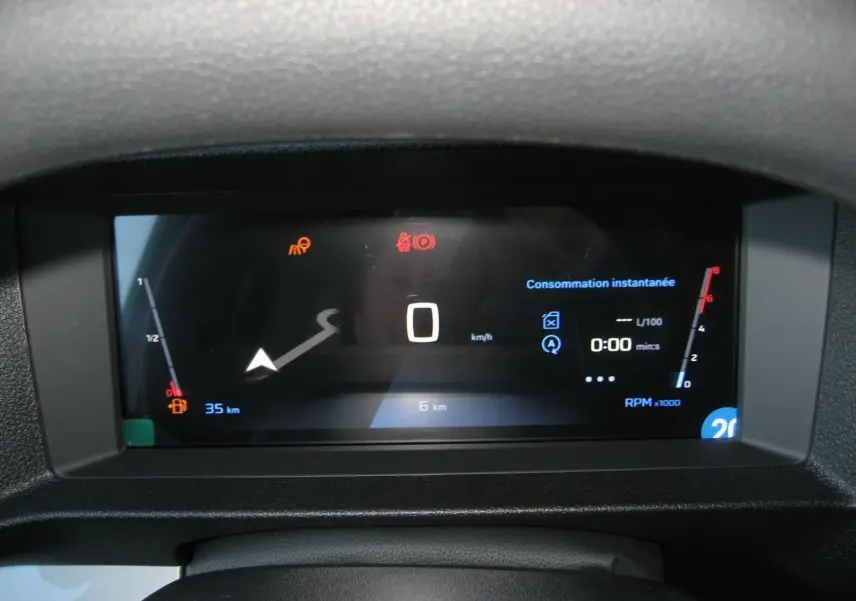 Affichage numérique du tableau de bord du Peugeot Expert Fourgon blanc 2025, montrant la consommation instantanée et le compteur à zéro km/h.