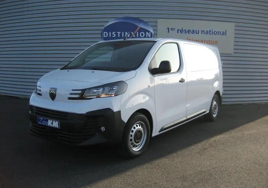 Fourgon blanc Peugeot Expert NM M 1.5 BlueHDi 120 vu en 3/4 avant droit avec calandre noire et jantes acier.