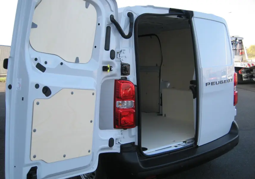 Vue arrière gauche du Peugeot Expert Fourgon blanc 2025 avec portes ouvertes et intérieur de chargement visible.