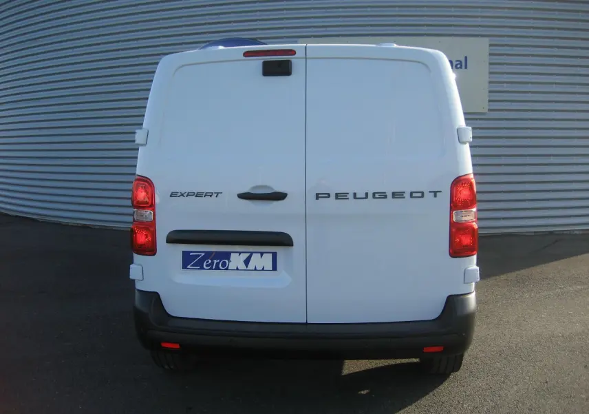 Vue arrière d'un Peugeot Expert Fourgon blanc 2025 avec portes battantes et feux rouges allumés.