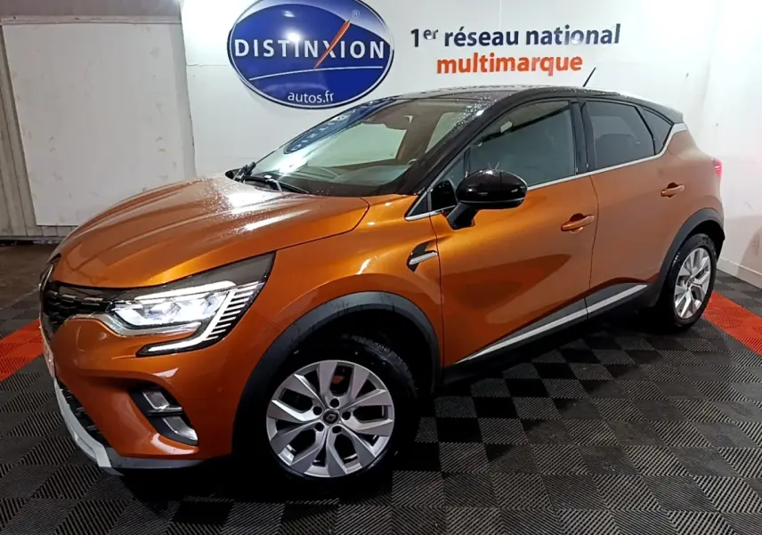 Vue 3/4 avant d'un Renault Captur jaune avec toit noir, phares LED allumés et jantes alliage visibles.