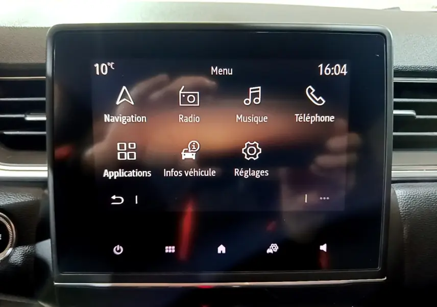 Écran tactile central du tableau de bord du Renault Captur Intens jaune, affichant le menu principal multimédia.