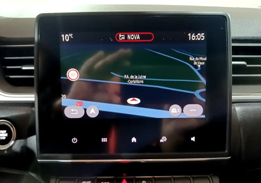 Écran tactile central du tableau de bord du Renault Captur Intens jaune, affichant la navigation 3D à 16h05.