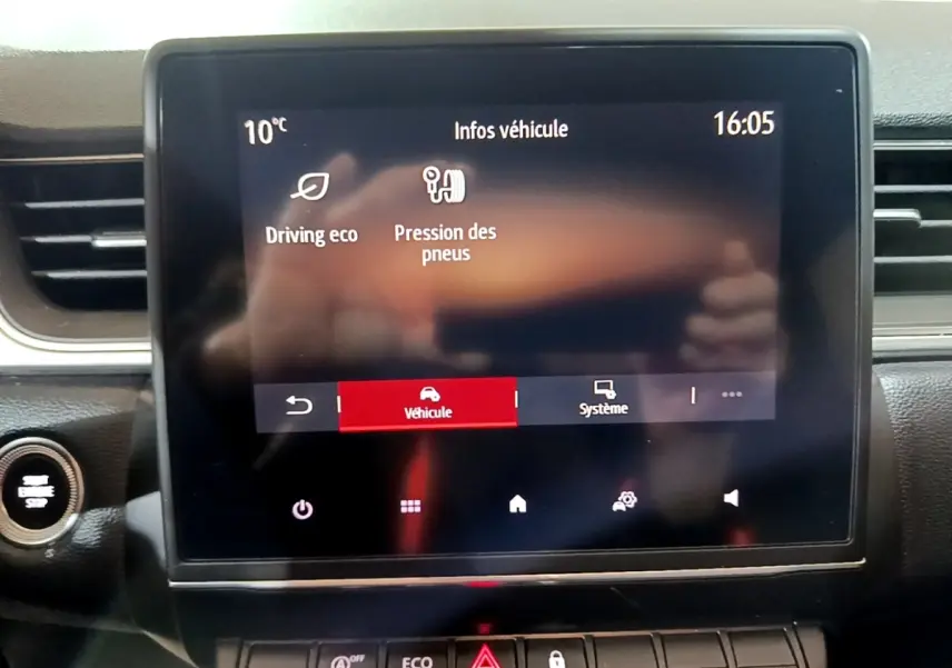 Écran tactile central affichant les infos véhicule dans l'habitacle noir du Renault Captur Intens 2020.
