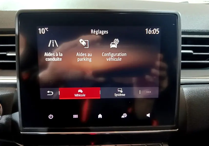 Écran tactile central du Renault Captur Intens 2020 affichant les réglages d'aides à la conduite et au parking.