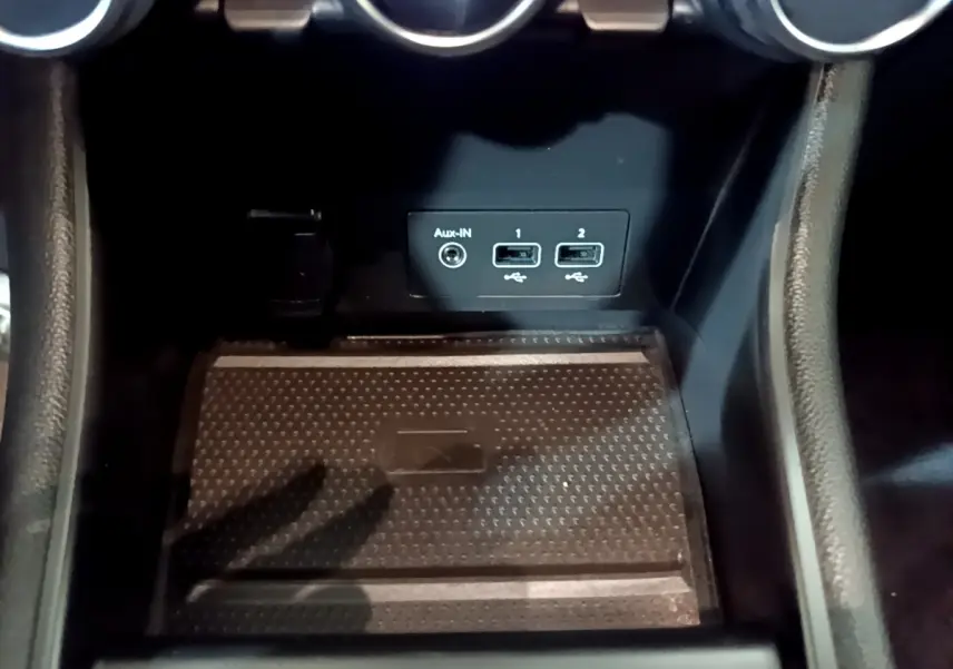 Gros plan sur la console centrale noire du Renault Captur avec ports USB et prise Aux-IN visibles.