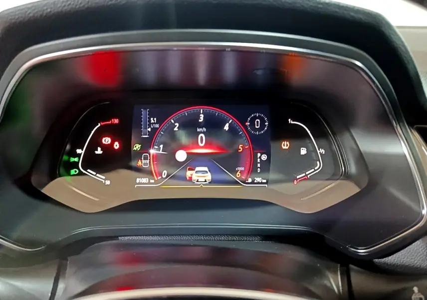 Vue rapprochée du tableau de bord numérique du Renault Captur Intens 2020, affichage multifonctions avec jauges et alertes.