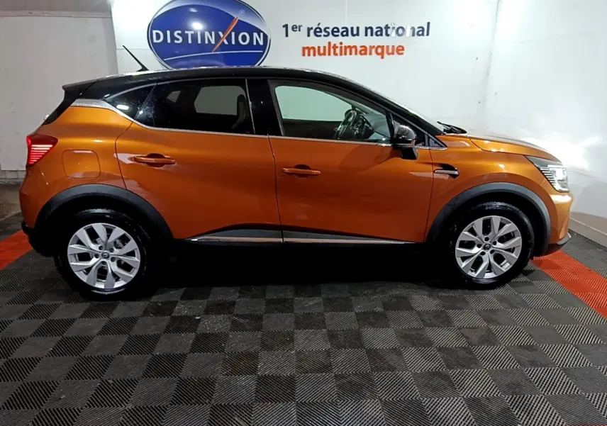 Profil droit d'un Renault Captur Intens jaune 2020 avec toit noir, jantes argentées et détails noirs contrastants.