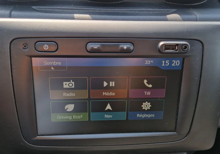 Écran tactile central du Dacia Duster 2021 affichant les options radio, média, téléphone, navigation et réglages.