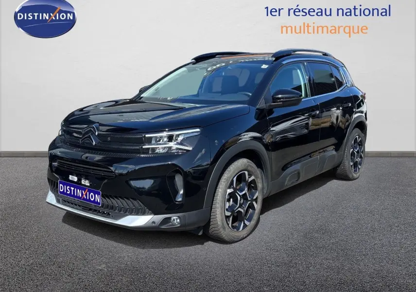 Citroën C5 Aircross noir Perla Nera métal en 3/4 avant droit, avec jantes bi-ton et toit ouvrant panoramique.