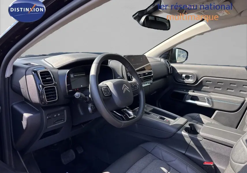 Intérieur noir du Citroën C5 Aircross 2025, vue côté conducteur, tableau de bord moderne avec écran tactile et volant multifonction.