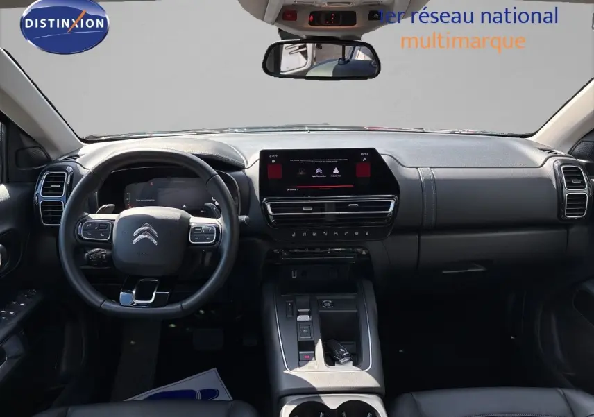 Vue intérieure avant du tableau de bord et volant noir du Citroën C5 Aircross 2025 avec écran tactile central et console moderne.