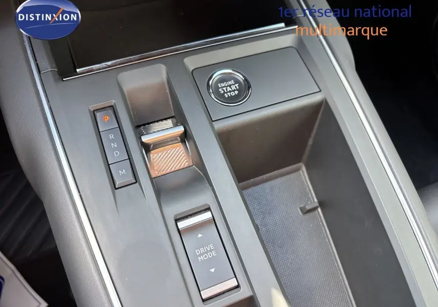 Vue rapprochée de la console centrale noire du Citroën C5 Aircross 2025 avec sélecteur de boîte auto et bouton start/stop.
