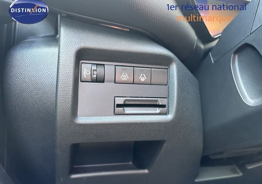 Détail intérieur côté gauche du tableau de bord noir du Citroën C5 Aircross 2025 avec commandes d’éclairage et aides à la conduite.