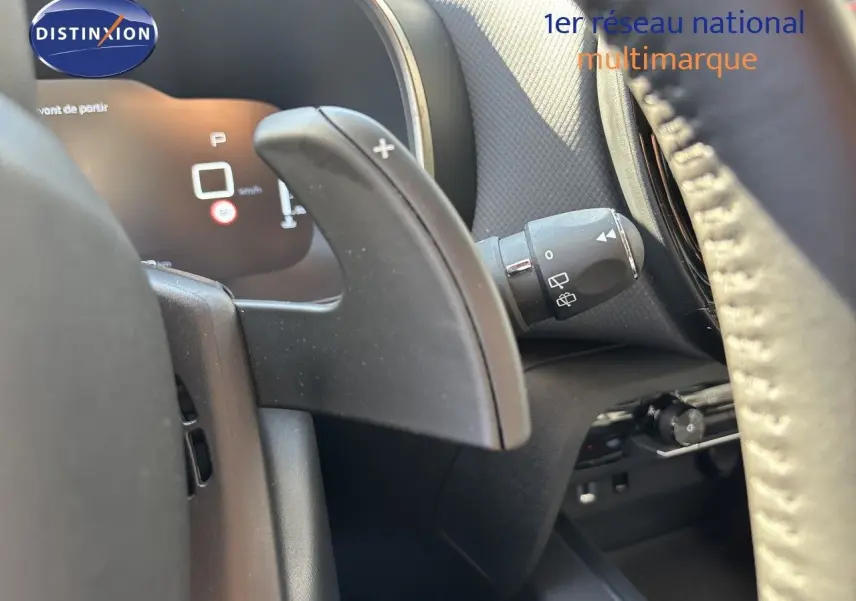 Gros plan sur la palette de changement de vitesse droite du volant du Citroën C5 Aircross noir Perla Nera 2025.