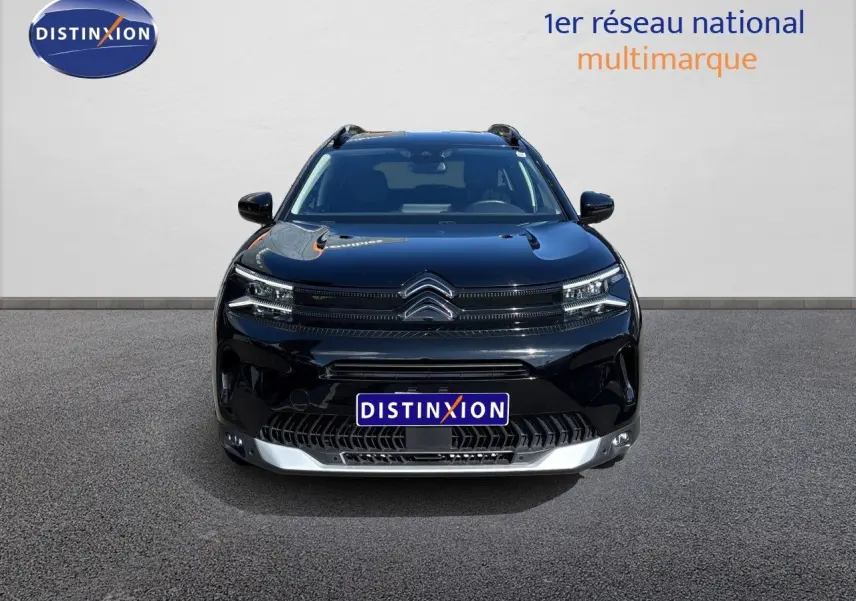 Vue frontale du Citroën C5 Aircross 2025 noir Perla Nera avec calandre distinctive et éclairage LED fin.