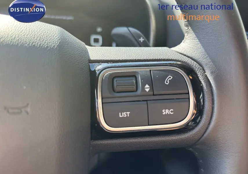 Gros plan sur les commandes gauche au volant du Citroën C5 Aircross noir Perla Nera, boutons LIST et SRC visibles.