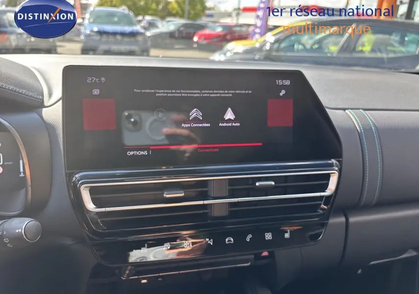 Vue rapprochée de la console centrale du Citroën C5 Aircross noir Perla Nera avec écran tactile et commandes tactiles.