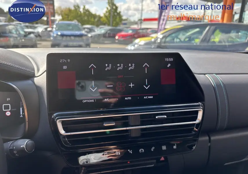 Vue intérieure du tableau de bord du Citroën C5 Aircross noir Perla Nera, avec écran tactile et commandes de climatisation.