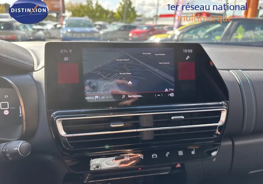 Vue rapprochée de la console centrale du Citroën C5 Aircross noir, avec écran tactile et commandes de climatisation.