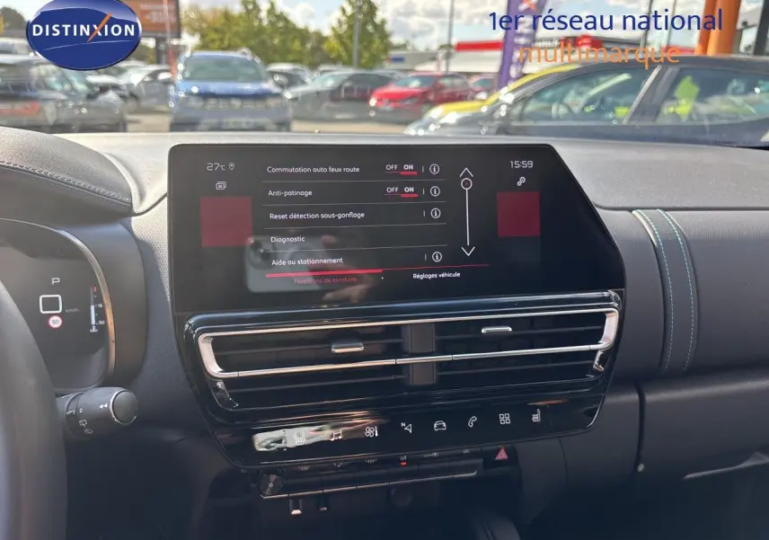 Vue intérieure du tableau de bord du Citroën C5 Aircross 2025 noir, avec écran tactile central et commandes climatisation.