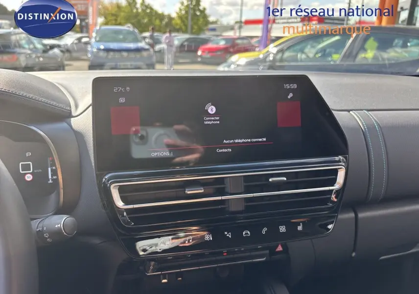 Vue intérieure du tableau de bord du Citroën C5 Aircross noir, avec écran tactile central et commandes tactiles intégrées.