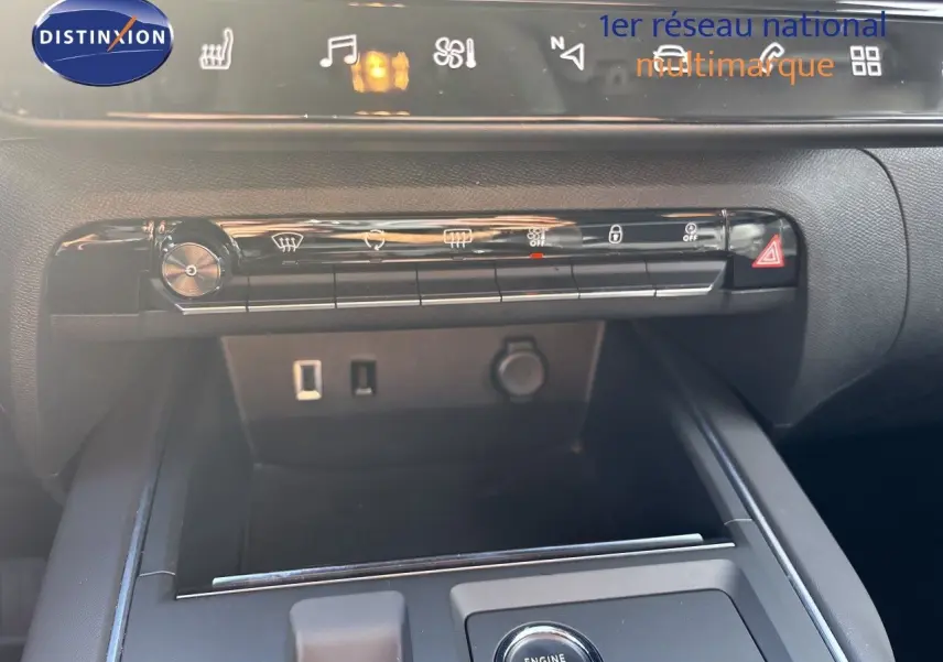 Gros plan sur la console centrale du Citroën C5 Aircross noir Perla Nera, avec commandes climatisation et prise USB visibles.