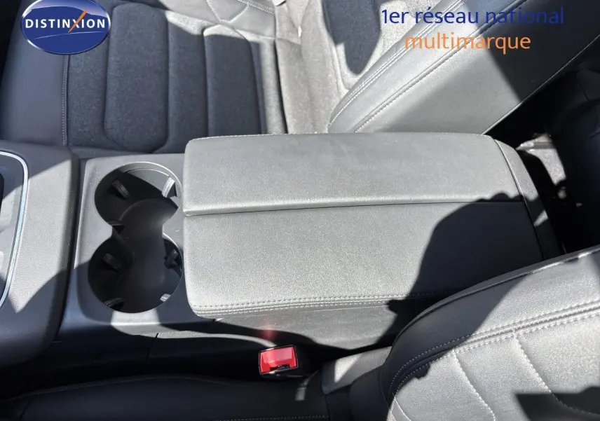 Détail de l'accoudoir central et porte-gobelets en cuir noir à l'avant intérieur du Citroën C5 Aircross 2025.