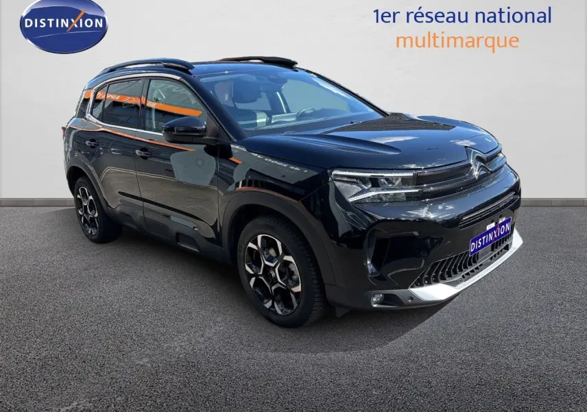 Citroën C5 Aircross noir Perla Nera, vue 3/4 avant droit, avec jantes noires et toit panoramique.