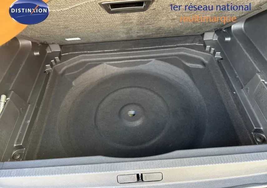 Coffre ouvert en vue plongeante du Citroën C5 Aircross noir Perla Nera, espace de rangement sous plancher visible.