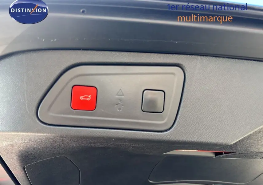 Gros plan sur le panneau de commandes intérieur du hayon du Citroën C5 Aircross noir, avec bouton rouge d'ouverture du coffre.