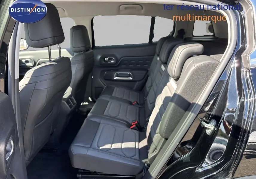 Vue intérieure côté droit montrant la banquette arrière en tissu et cuir du Citroën C5 Aircross noir Perla Nera 2025.