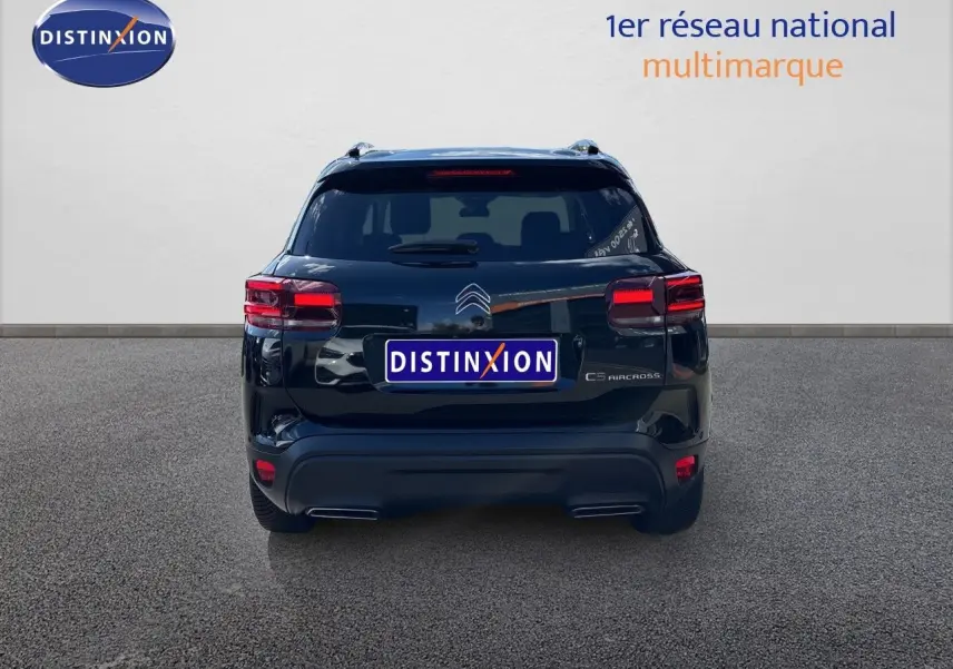 Vue arrière d'un Citroën C5 Aircross noir Perla Nera métal, avec feux LED et logo distinctif visible.