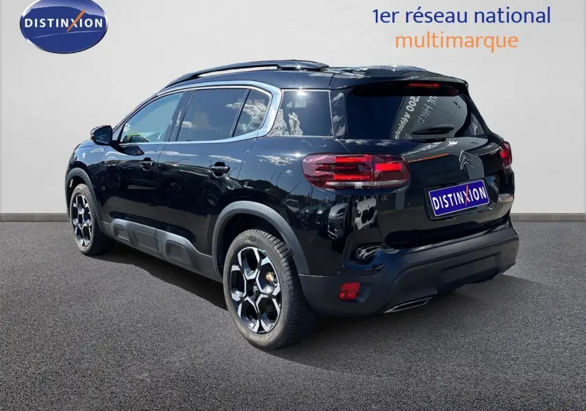 Vue 3/4 arrière droite d’un Citroën C5 Aircross noir Perla Nera avec jantes bi-ton et vitres teintées.