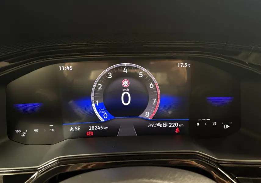 Tableau de bord numérique de Volkswagen Polo gris cendre 2024, affichant vitesse à 0 km/h et compteur à 28 245 km.