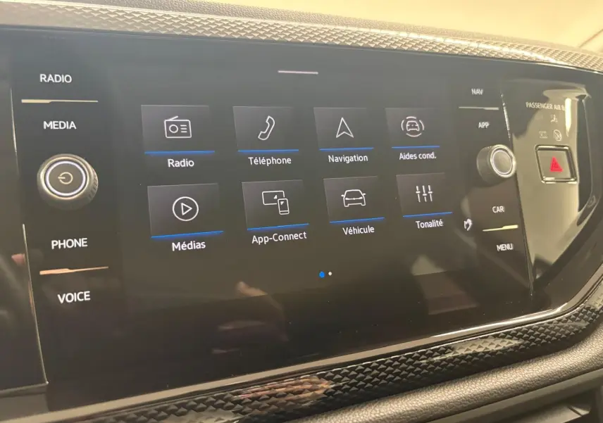 Écran tactile central de la Volkswagen Polo 2024 gris cendre, affichant les options radio, téléphone et navigation.
