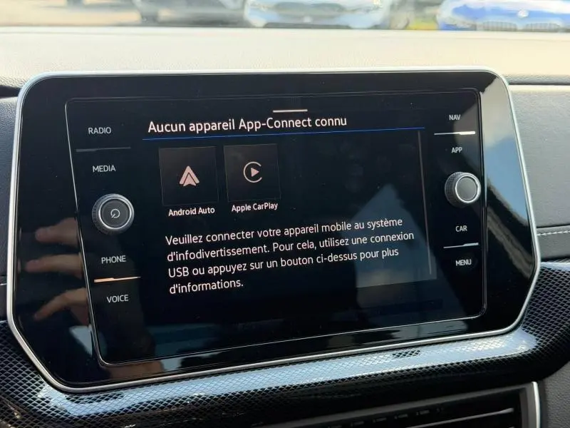 Écran tactile central du Volkswagen T-Cross 2026 affichant l'interface App-Connect sans appareil connecté.