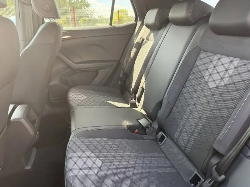 Vue intérieure côté droit des sièges arrière gris à motifs géométriques du Volkswagen T-Cross 1.0 TSI 116ch R-Line 2026.