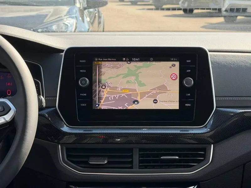 Vue intérieure centrée sur l'écran tactile du tableau de bord du Volkswagen T-Cross, affichant la navigation GPS.