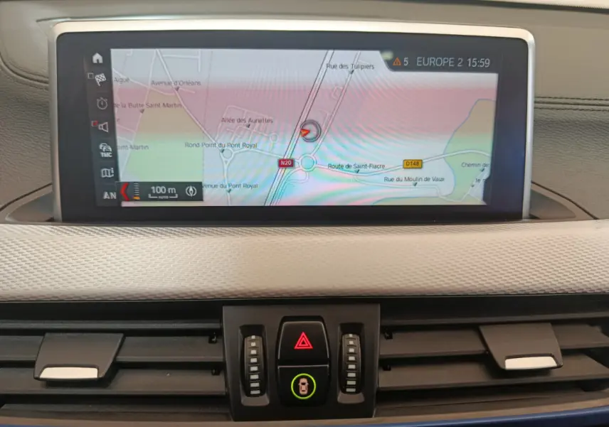 Écran tactile de navigation 8,8 pouces sur tableau de bord beige clair d'une BMW X1 sDrive18i M Sport 2019.