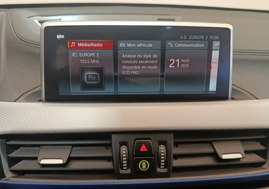 Écran tactile 8,8 pouces du tableau de bord du BMW X1 sDrive18i M Sport 2019, affichage média et navigation.