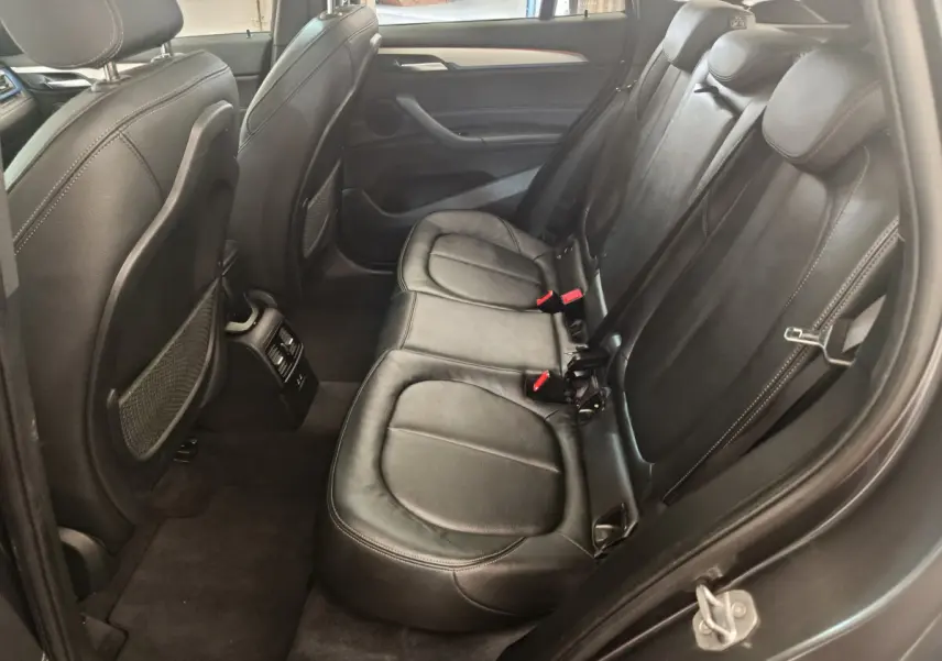 Vue côté droit de la banquette arrière cuir noir du BMW X1 sDrive18i M Sport 2019 avec finitions soignées.