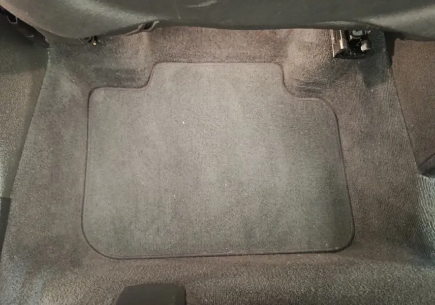 Tapis de sol gris foncé côté conducteur dans l'habitacle d'une BMW X1 sDrive18i M Sport DKG7 2019