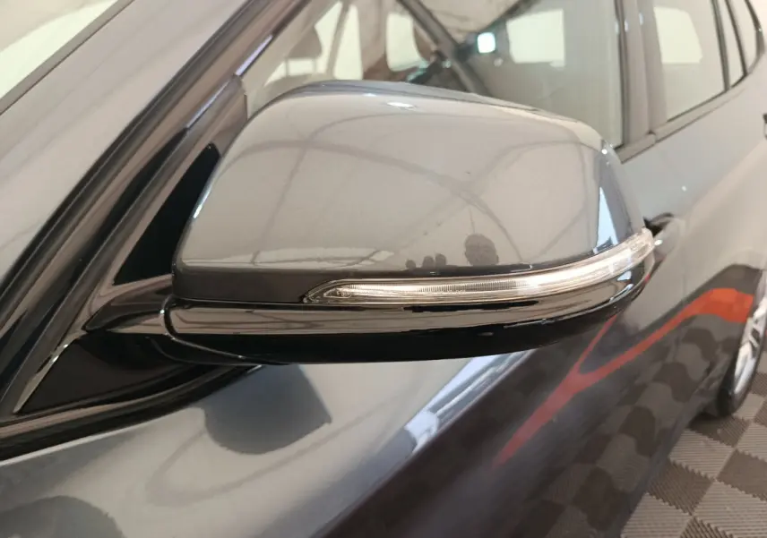 Rétroviseur côté gauche gris métallisé d'une BMW X1 sDrive18i M Sport 2019 avec clignotant intégré.
