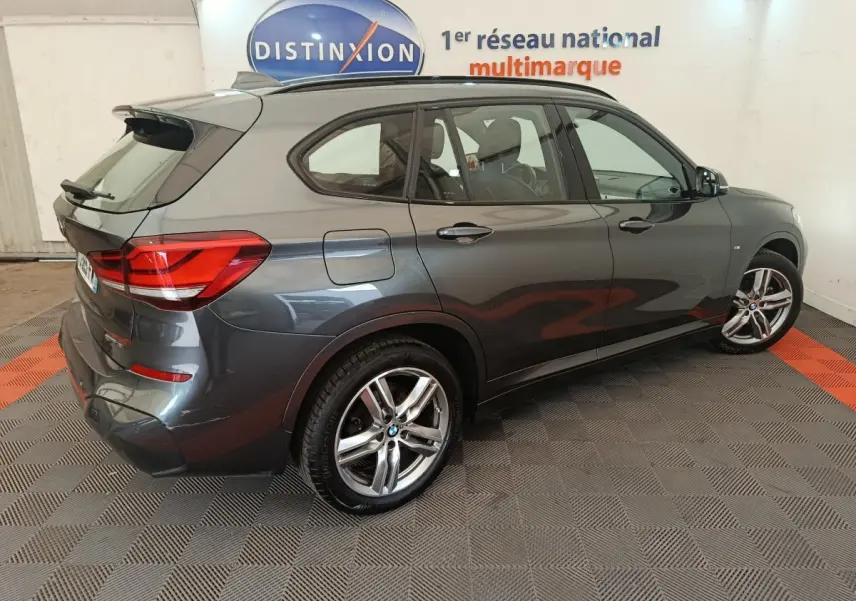 BMW X1 sDrive18i M Sport 2019 vue côté droit arrière, gris métallisé avec jantes alliage et feux LED distinctifs.