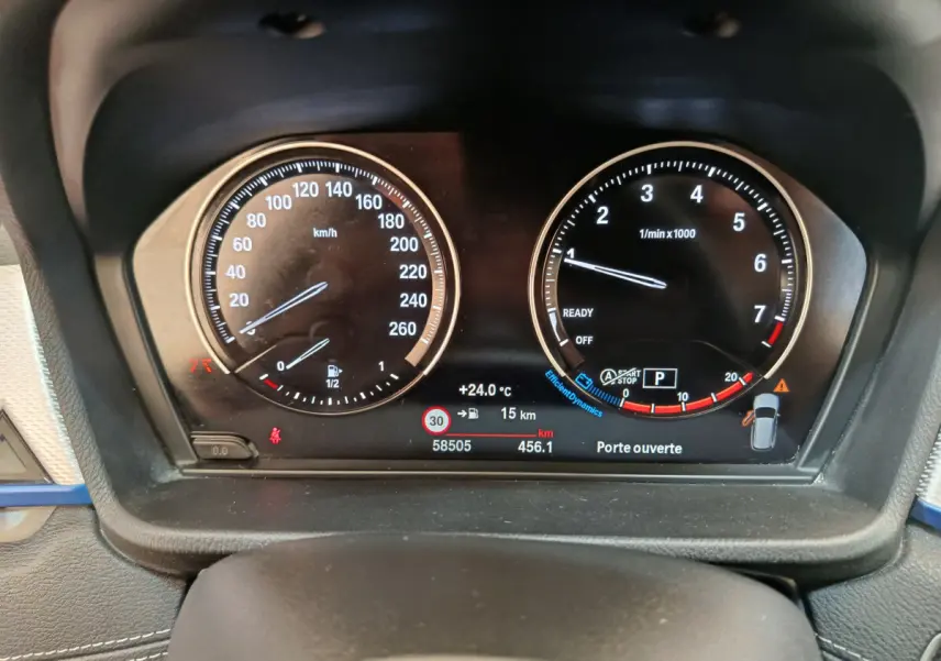 Tableau de bord numérique du BMW X1 sDrive18i 2019, affichage clair avec compte-tours et vitesse en km/h.