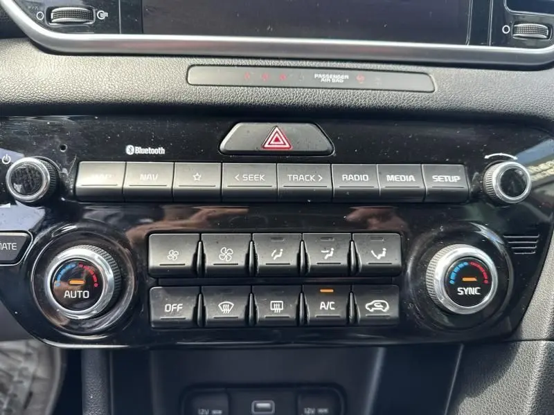 Tableau de bord du Kia Sportage 2021 montrant les commandes de climatisation et multimédia avec finition Black Edition.