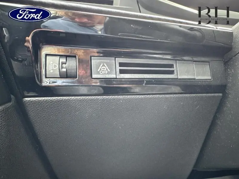 Détail du tableau de bord côté gauche du Peugeot 508 SW 2020 avec commandes d'éclairage et arrêt auto start-stop.
