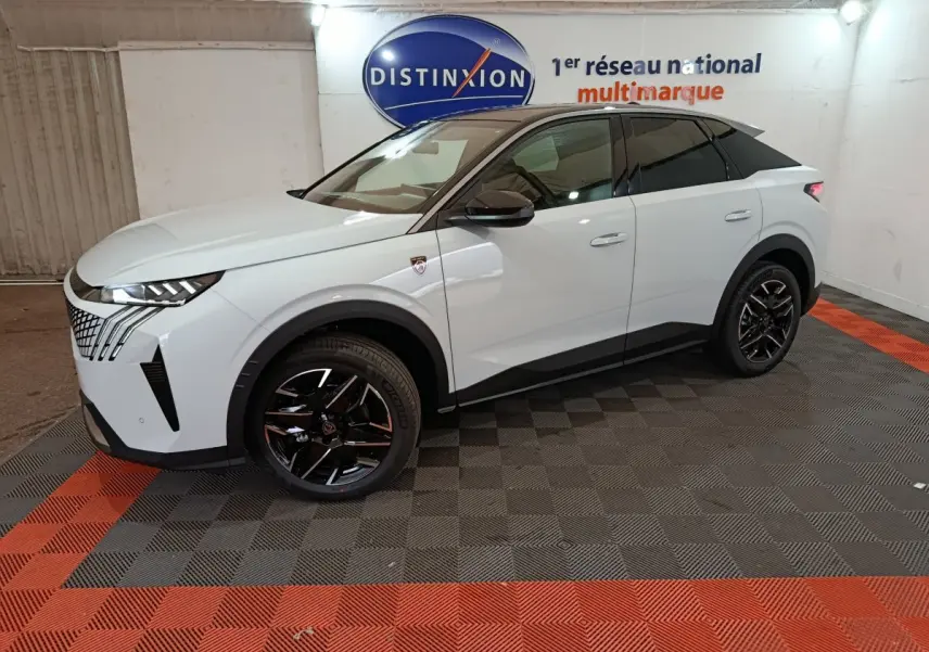 Peugeot 3008 blanc en vue 3/4 avant droit, avec jantes noires et toit noir contrastant dans un showroom.