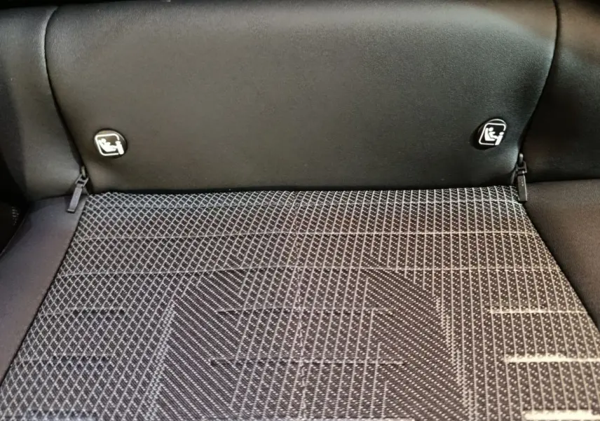 Gros plan sur la banquette arrière noire du Peugeot 3008 hybride 2025 avec fixation Isofix visible.